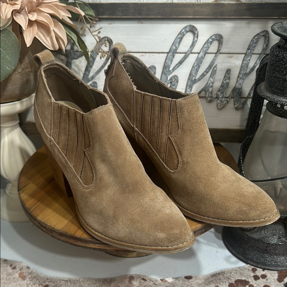 Chinese Laundry suade booties